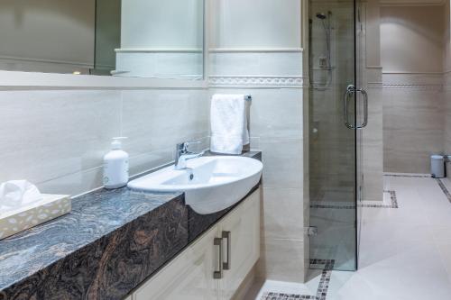 La salle de bains est pourvue d'un lavabo et d'une douche. dans l'établissement Apartment 2, 9 River Lane Mannum, à Mannum