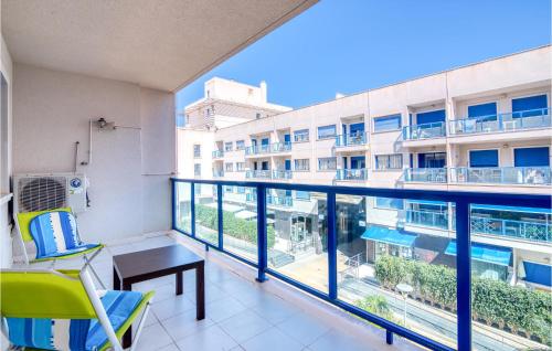 balcone con vista su un edificio di Gorgeous Apartment In Alicante With Outdoor Swi,,, ad Alicante