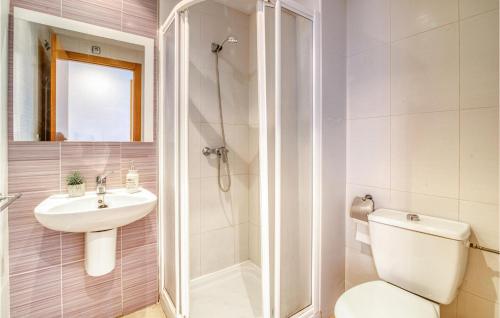 La salle de bains est pourvue de toilettes, d'un lavabo et d'une douche. dans l'établissement Stunning Apartment In Alicante With Outdoor Swimming Pool, à Alicante