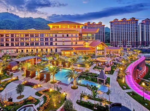 una vista aérea de un complejo con piscina en Regal Palace DeRUCCI Resort, en Huizhou