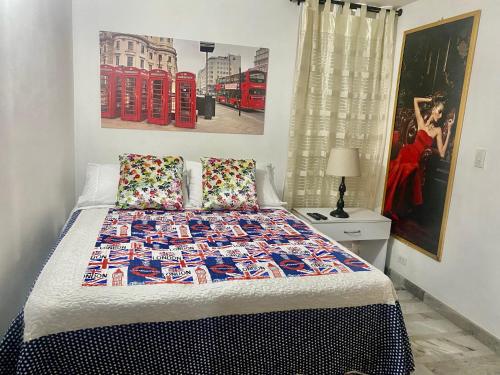 een slaapkamer met een bed met een rode telefooncel bij Apartamento de 4 Habitaciones Éxito de Laureles in Medellín