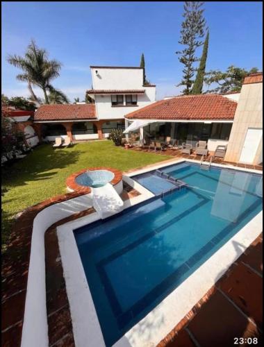 een zwembad voor een huis bij Casa Lomas in Tula de Allende