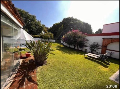 ogród z ławką na dziedzińcu w obiekcie Casa Lomas w mieście Tula de Allende