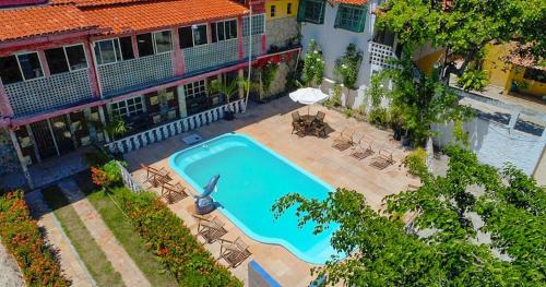 uma vista superior de uma piscina num hotel em Villa Coelho - Pousada a 5 minutos de Guarajuba em Camaçari
