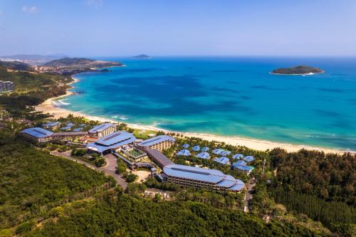 uma vista aérea do resort e da praia em The Westin Shimei Bay Resort em Wanning