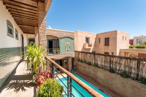 Un balcon sau o terasă la Riad Les Nuits De Fès