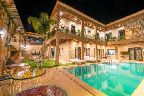 une maison avec une piscine et une terrasse dans l'établissement Riad Les Nuits De Fès, à Fès