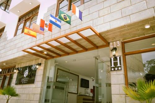 un bâtiment avec une pergola sur son côté dans l'établissement Baños del Inca Premium Hotel, à Los Baños del Inca