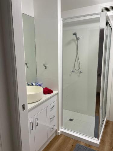 uma casa de banho com um chuveiro e um lavatório. em Studio Next do Bond University em Gold Coast