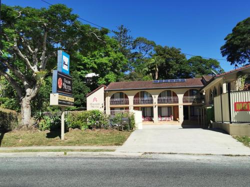 a building on the corner of a street at Gallery Motel in Murwillumbah