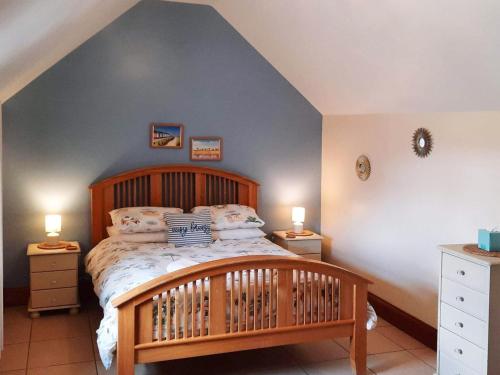 AnderbyにあるPlough Cottageのベッドルーム1室(ベッド1台、ナイトスタンド2台、ランプ2つ付)