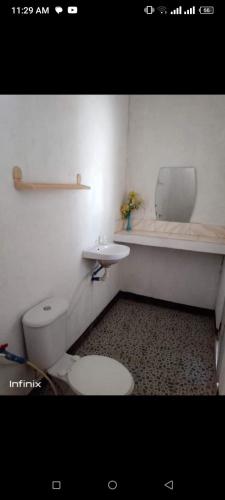 y baño con aseo y lavamanos. en Mr.kwiiz inn, en Daanbantayan