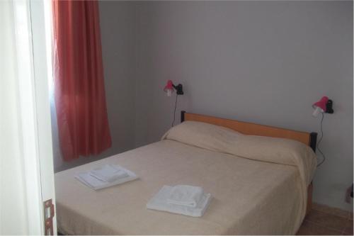 1 dormitorio pequeño con 1 cama con 2 toallas en Cabañas 3J en María Grande