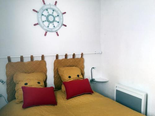 2 ours en peluche assis sur un lit avec des oreillers dans l'établissement Vue mer, crique de Peyrefite, Cerbère-Banyuls., à Cerbère