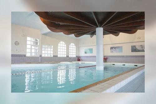 une grande piscine avec un grand plafond dans l'établissement Vue mer, crique de Peyrefite, Cerbère-Banyuls., à Cerbère