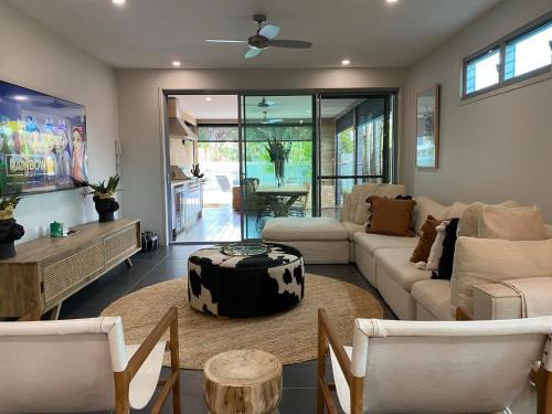 Χώρος καθιστικού στο The Palm - Beachside Home with Heated Pool, Cinema & Games Room