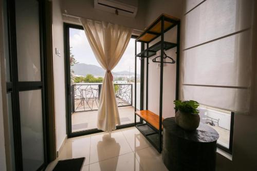 Zimmer mit einem Fenster und Blick auf einen Balkon. in der Unterkunft Pondok Tok Bee in Bayan Lepas