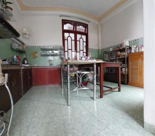 una cucina con tavolo al centro di una stanza di Guesthouse Big Lucky a Da Lat