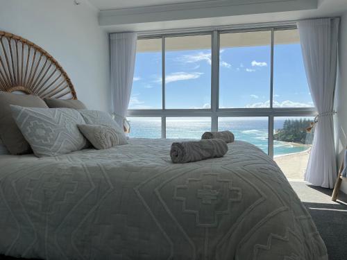 Schlafzimmer mit einem Bett und Meerblick in der Unterkunft Endless Summer in Cooly Level 18 in Gold Coast