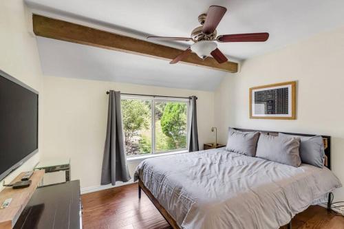 een slaapkamer met een bed en een plafondventilator bij 3b2b Hidden Oasis in the Hills-Close to Downtown in Austin