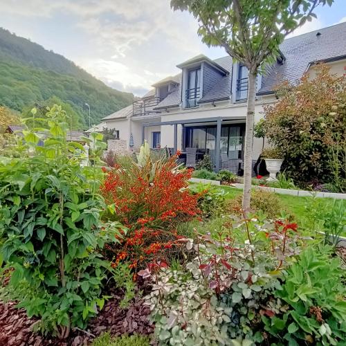 a garden in front of a house at Le balcon des cimes in Adast