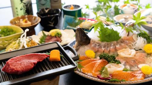 une table avec un grill avec différents types d'aliments dans l'établissement Kadojin, à Tenkawa