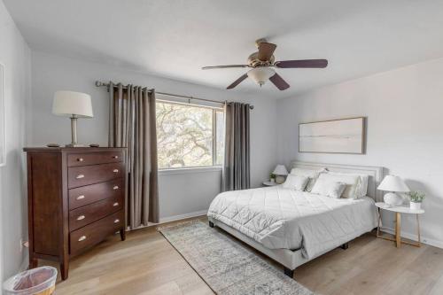 a bedroom with a bed and a ceiling fan at 2b1b Hidden Oasis in the Hills- Close to Downtown in Austin