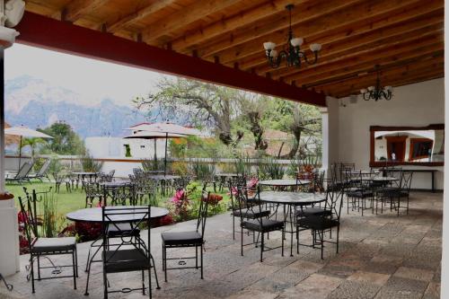 a group of tables and chairs on a patio at Palacio Del Cobre in Tepoztlán