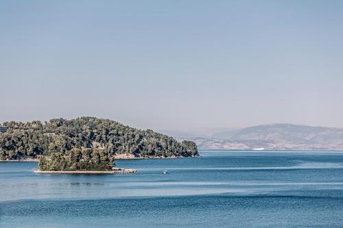 una isla en medio de un gran cuerpo de agua en Ray Hotel Corfu, en Perama