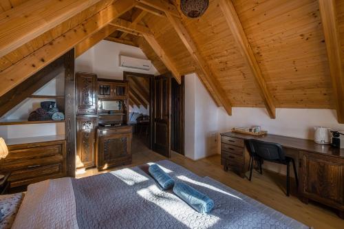 Postel nebo postele na pokoji v ubytování Tagyon Birtok Royal Apartmanház