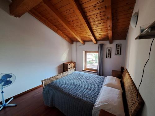 a bedroom with a bed and a window at Casa Vacanze S.Tomaso in Riva del Garda