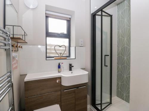 a bathroom with a sink and a mirror at Sevenwoods View in Longhope