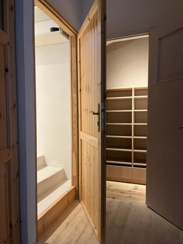 a room with a closet with a glass door at Apartamenty Miły - Gdynia Redłowo in Gdynia