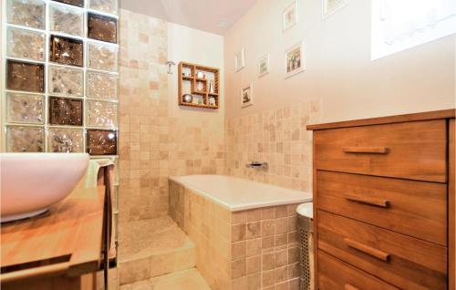 a bathroom with a tub and a sink at 3 Bedroom Amazing Home In Sorgues in Sorgues