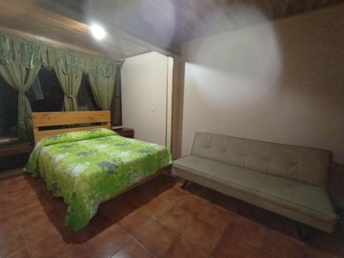 a bedroom with a bed and a couch at CERCA A TODO EN COSTA RICA in San Ramón