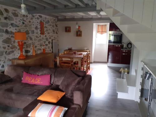 un salon avec un canapé marron et une table dans l'établissement Les 2 p'tits loups, à Osse-en-Aspe