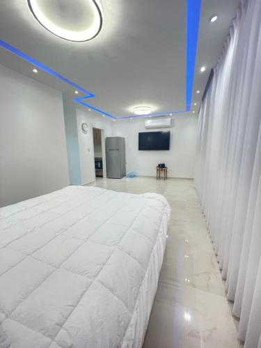sypialnia z dużym białym łóżkiem w pokoju w obiekcie Milan suit w mieście Or Yehuda