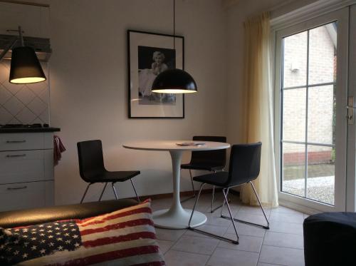 a kitchen with a table and chairs in a room at Oans Thuus in Ballum