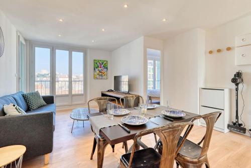 un salon avec une table et des chaises dans l'établissement NOTRE DAME - T4 avec garage à 3 min de l'Autoroute, à Marseille