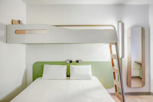 מיטה או מיטות קומותיים בחדר ב-Ibis budget Dunkerque Grande Synthe