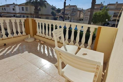 Uma varanda ou terraço em Casa Marrón, Playa Flamenca