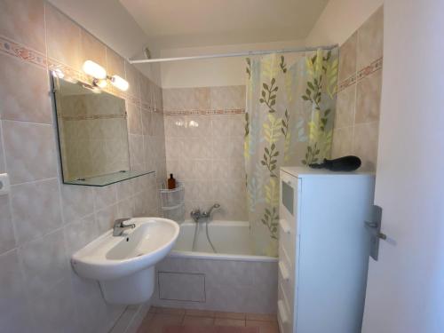 une salle de bain avec un lavabo, des toilettes et une baignoire dans l'établissement Stylish Modern Beach Studio, à Nice