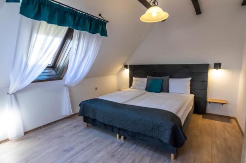 Postel nebo postele na pokoji v ubytování Hotel Bacchus