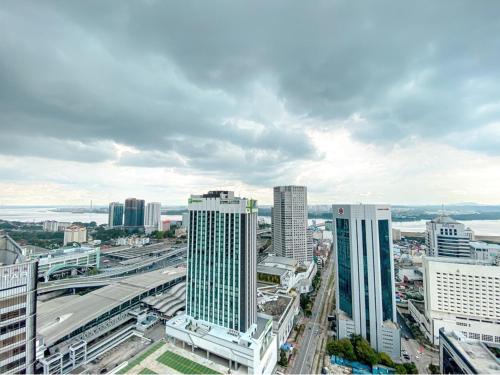 - une vue sur une ville avec de grands bâtiments dans l'établissement Suasana Suite by RR JBcity, à Johor Bahru