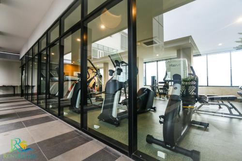 - une salle de sport avec tapis de course et vélos elliptiques dans un bâtiment dans l'établissement Suasana Suite by RR JBcity, à Johor Bahru