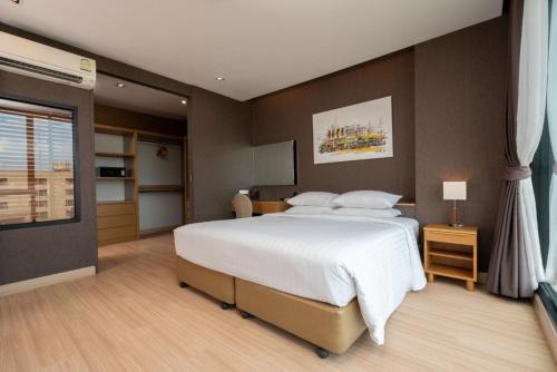 Sanae' Hotel Nimmanにあるベッド