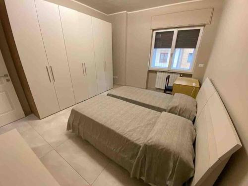 Un dormitorio con una cama grande y una ventana en Il Poeta, en Manfredonia