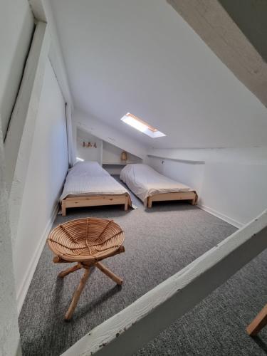 2 Betten und ein Hocker in einem Zimmer in der Unterkunft Appartement Premium in Beaulieu-sur-Mer
