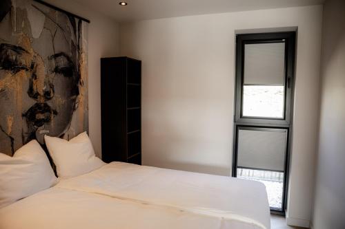 Postel nebo postele na pokoji v ubytování Prachtige bungalow op vakantiepark bij zee.