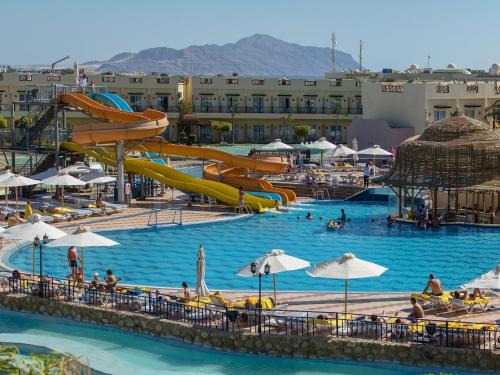einen Pool mit Wasserrutsche in einem Resort in der Unterkunft Concorde El Salam Sharm El Sheikh Sport Hotel in Sharm El Sheikh